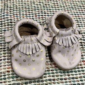 Freshly Picked Pink Gold Polkadot Fringe Leather Baby Moccasins Sz Infant 2